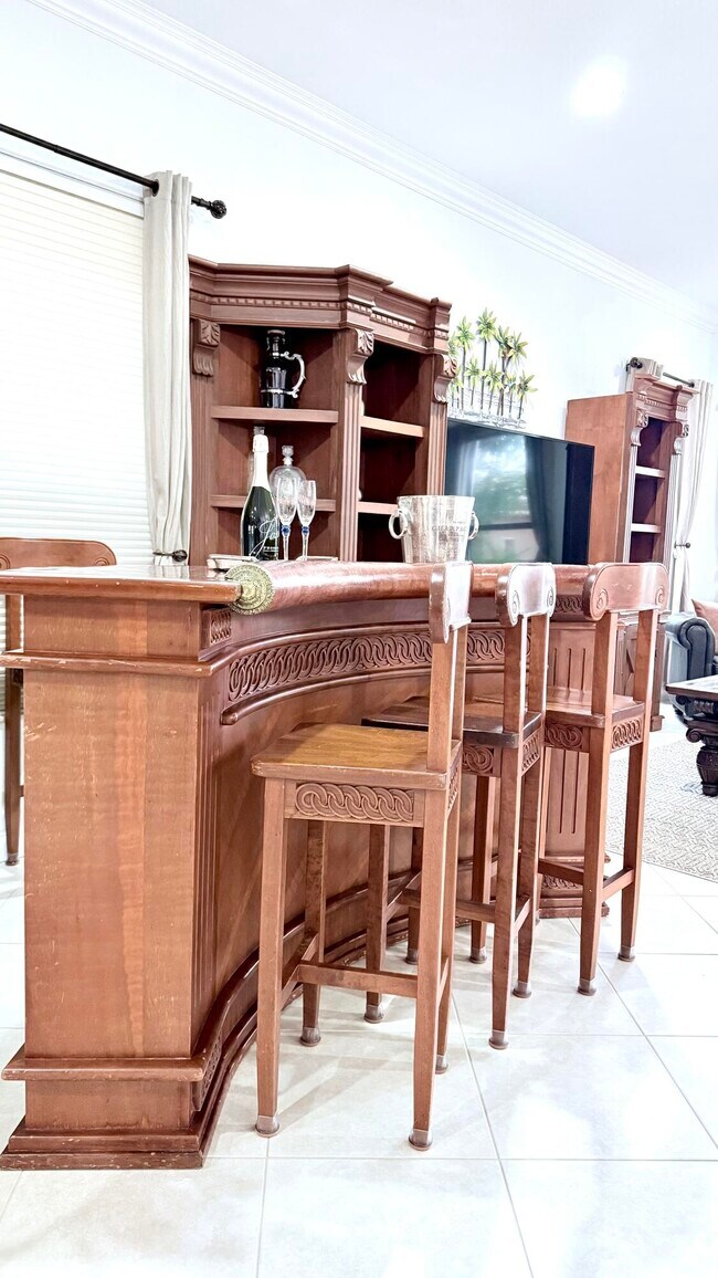 Building Photo - 10703 Versailles Blvd