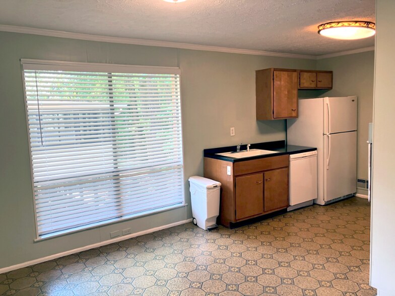 Building Photo - 1638 Delia Dr