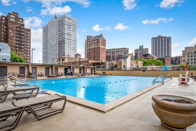 Unreal Outdoor Pool - 655 W Irving Park Rd