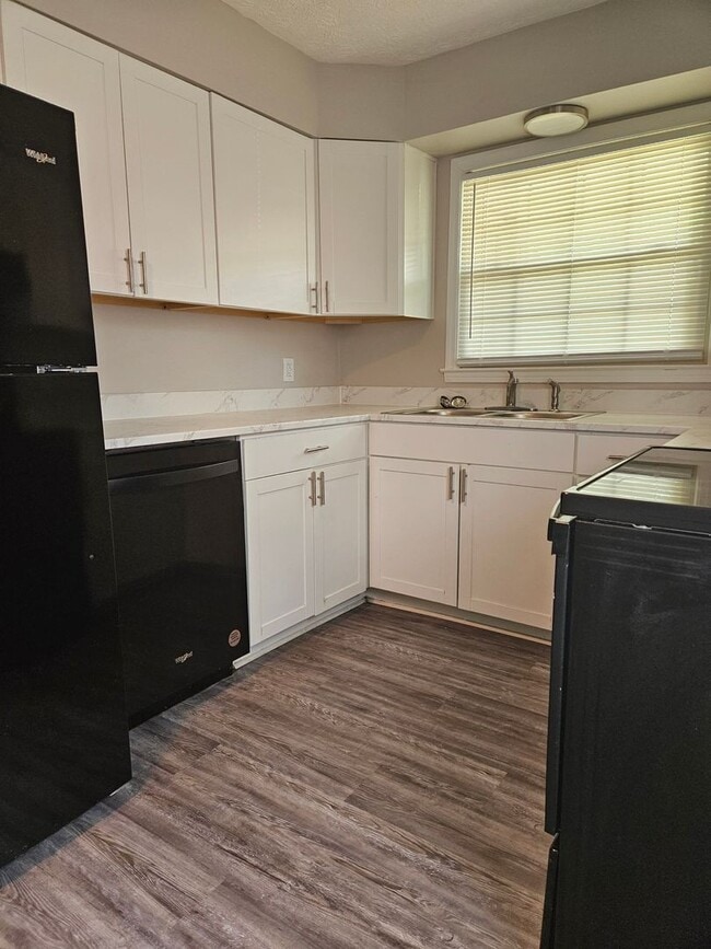 Building Photo - 2 Bed 1 Bath Duplex