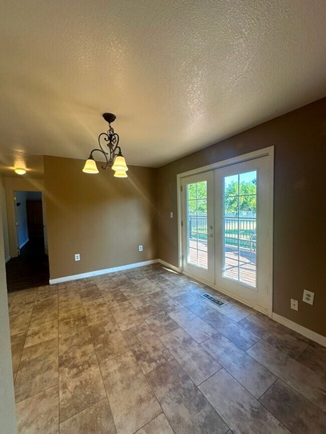 Building Photo - 4 Bedroom home with acreage