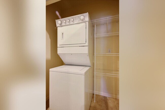 Building Photo - Lake Union View Condo 2 bed Avail 10/1