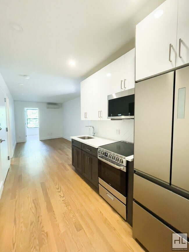 Building Photo - DEKALB AVENUE / Spacious 4-Bed 2-Bath / Gr...