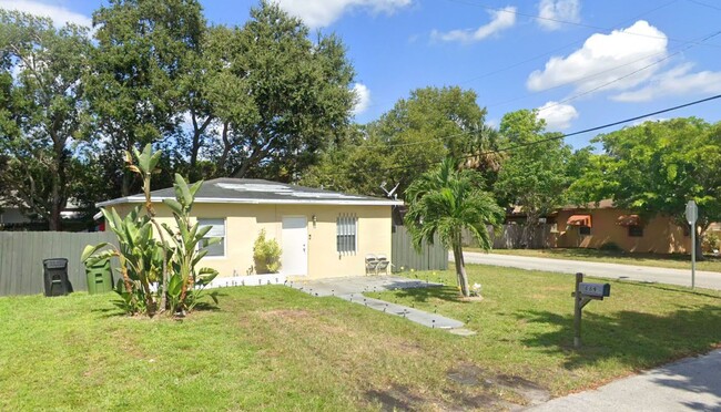 Building Photo - Nice 2-1 house with central air and fenced...