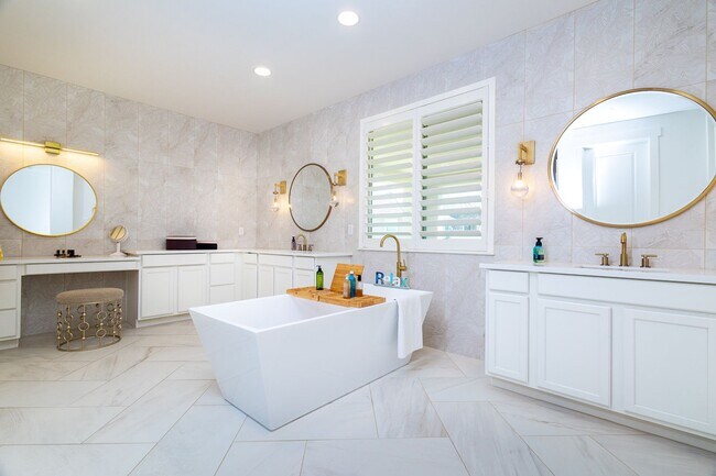 Building Photo - Gorgeous Custom Upgraded Serrano Home!