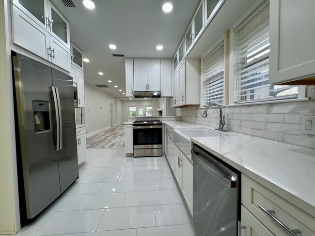 Building Photo - 409 S Willow Ave