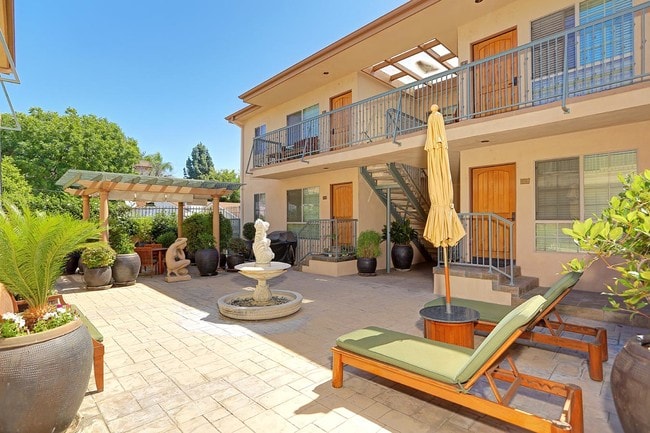 Building Photo - Troost Manor