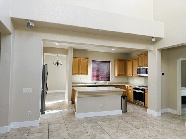 Building Photo - 2103 Desert Prairie St