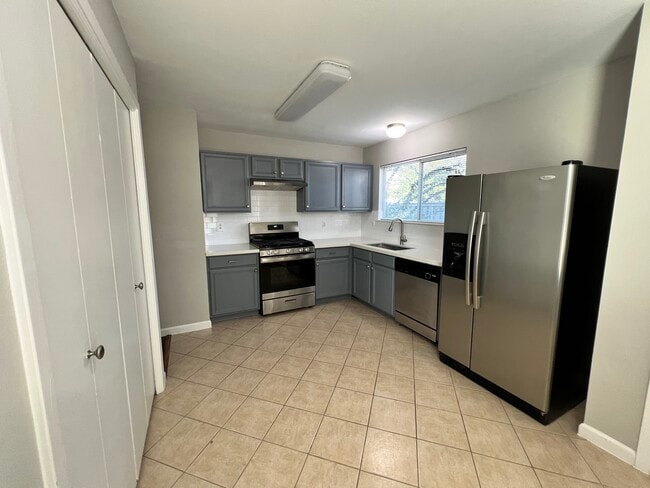 Building Photo - 11711 Chanteloup Dr