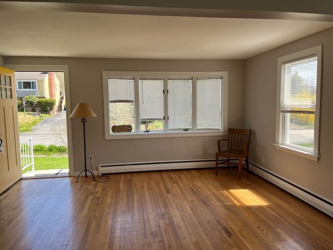 Building Photo - Three Bedroom Cape for Rent in Great Portland Neighborhood!