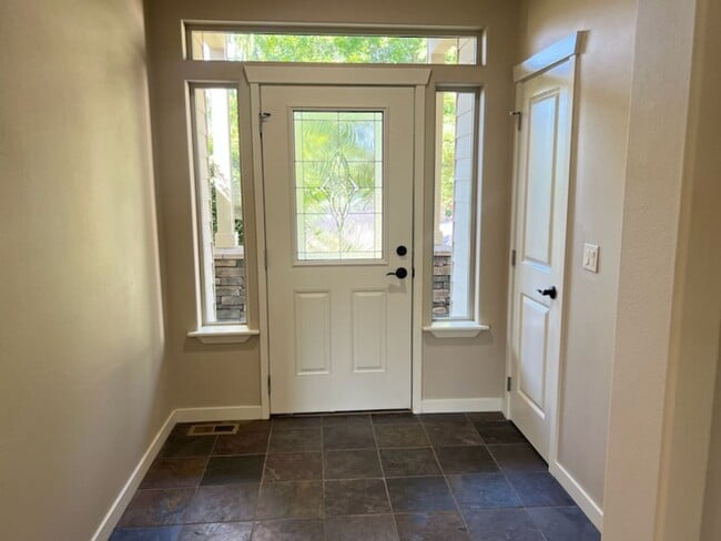 Building Photo - Beautiful 4 bed/2 bath home in excellent location, with a 3 car garage!