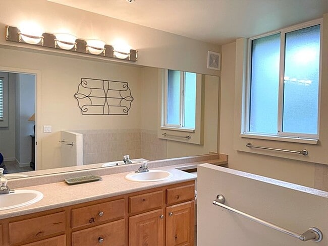 Building Photo - Top Floor Unit in Pinebrook