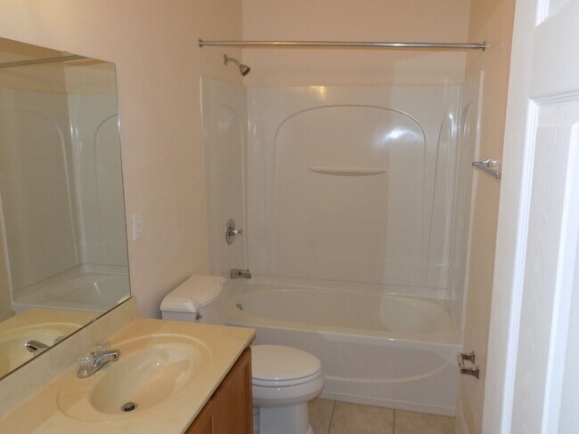 Building Photo - BEAUTIFUL 3 BEDROOM, 2 BATH, 3 CAR GARAGE ...