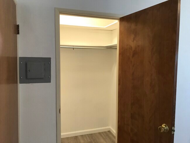 Walk-in Closet - 21036 Santa Barbara Dr