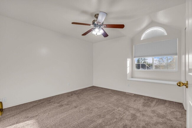 Building Photo - 5BR Sandy Home w/ NEW Flooring, Huge Basement & Large Backyard