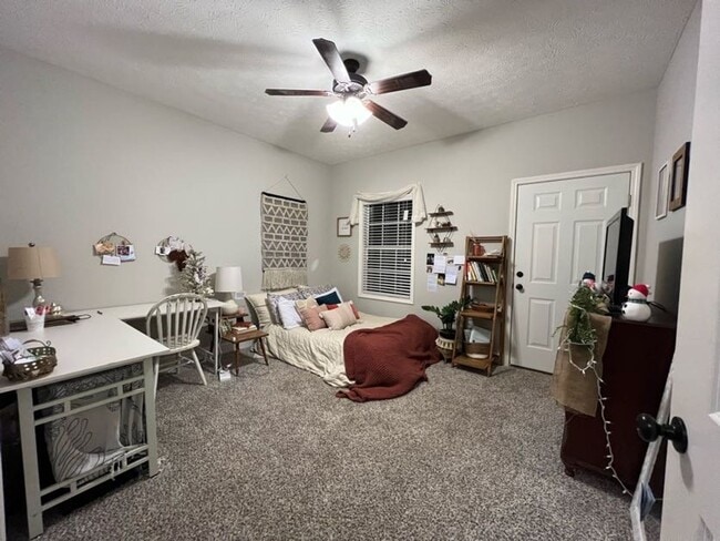 Building Photo - Updated Duplex in Auburn!