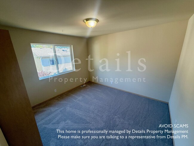 Building Photo - Large 3+ Bedroom Home in Port Orchard w/New Carpet & Paint