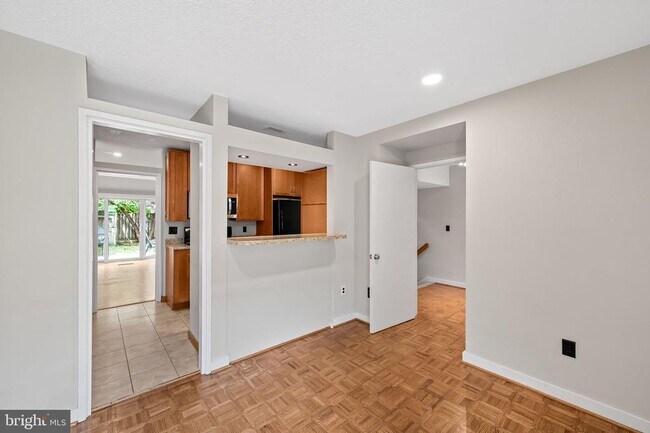 Building Photo - 2302 Wineberry Terrace