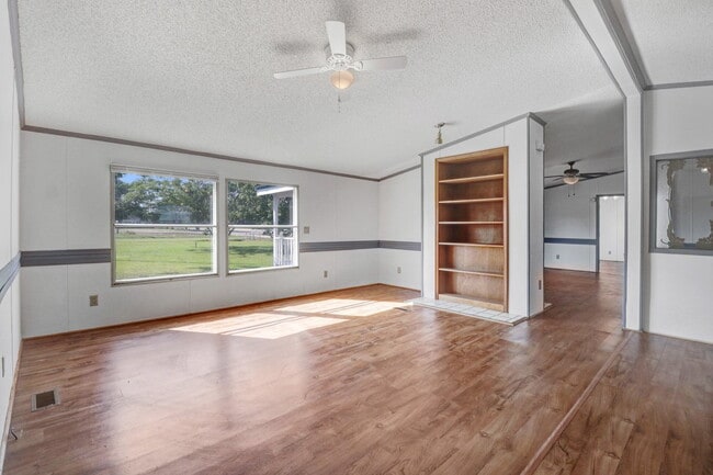 Building Photo - *SPACIOUS HOME IN PIKEVILLE SCHOOL DISTRICT*