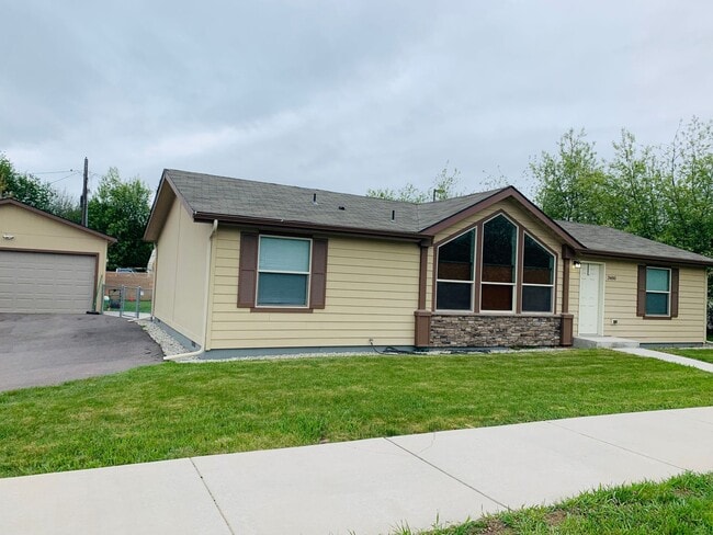 Building Photo - Hellgate Elementary School Area - 3 Bed, 2 Bath, Garage and a Fenced Yard