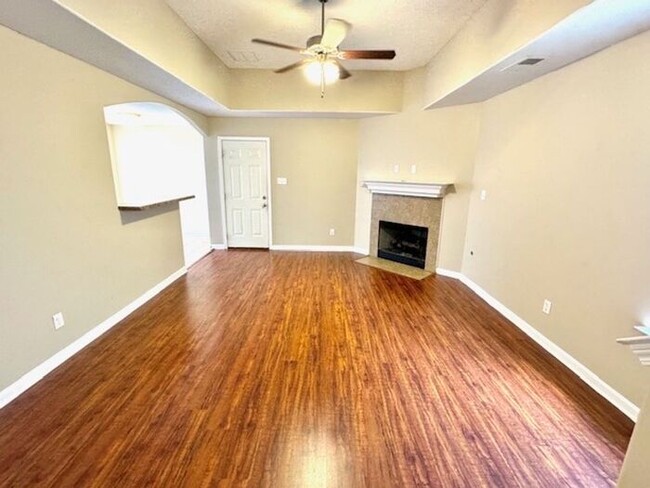 Building Photo - Move-In Special! Priced to move! 3-bedroom...