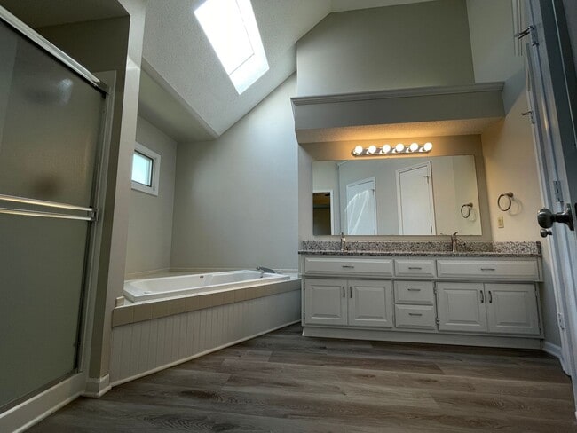 Building Photo - Stunning 4BR 2.5BA w/ Granite Kitchen in South Overland Park