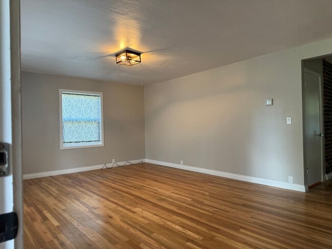 Building Photo - Charming 4 bedroom on 1+acre in Renton across from Benson Hill Elementary