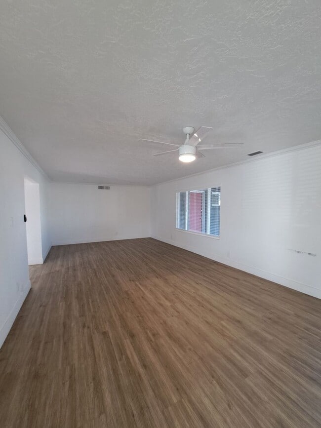 Building Photo - Beautiful 6-Bedroom Home with Pool & Outdo...