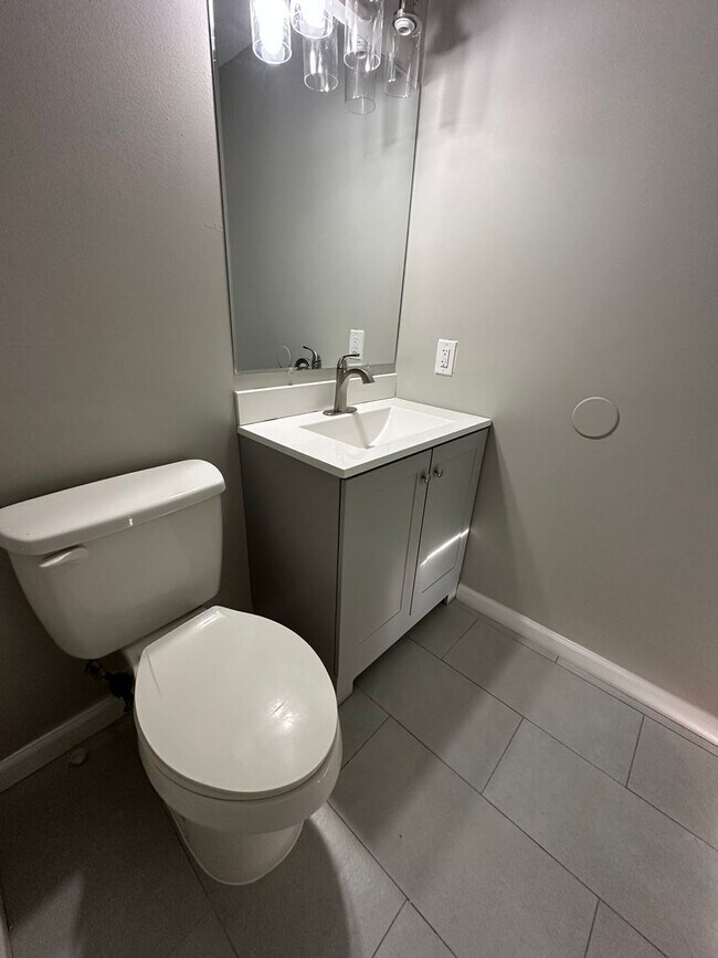 Building Photo - 4 bedroom 2.5 bath single family in Burlin...