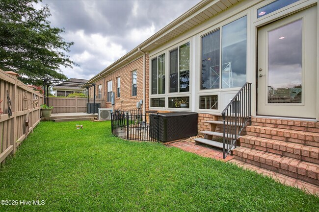 Building Photo - 3253 Gardenwood Dr