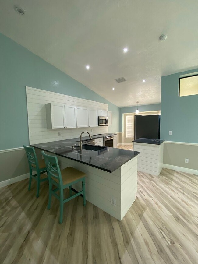 Building Photo - FULLY REMODELED VILLA IN REGENT PARK!!!!
