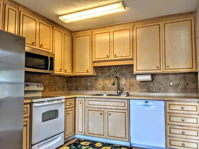Building Photo - 2045 Shoreline Dr