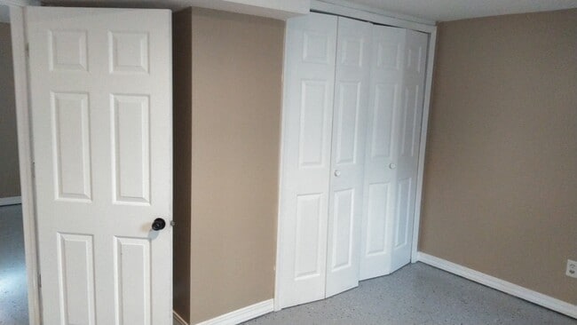 Building Photo - 1414 E 5th St