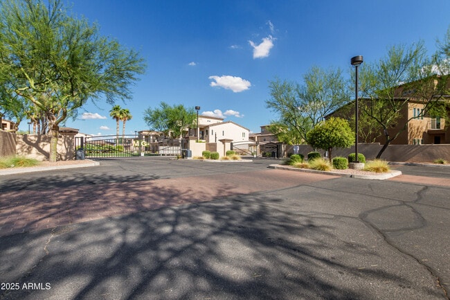 Building Photo - 2821 S Skyline Dr