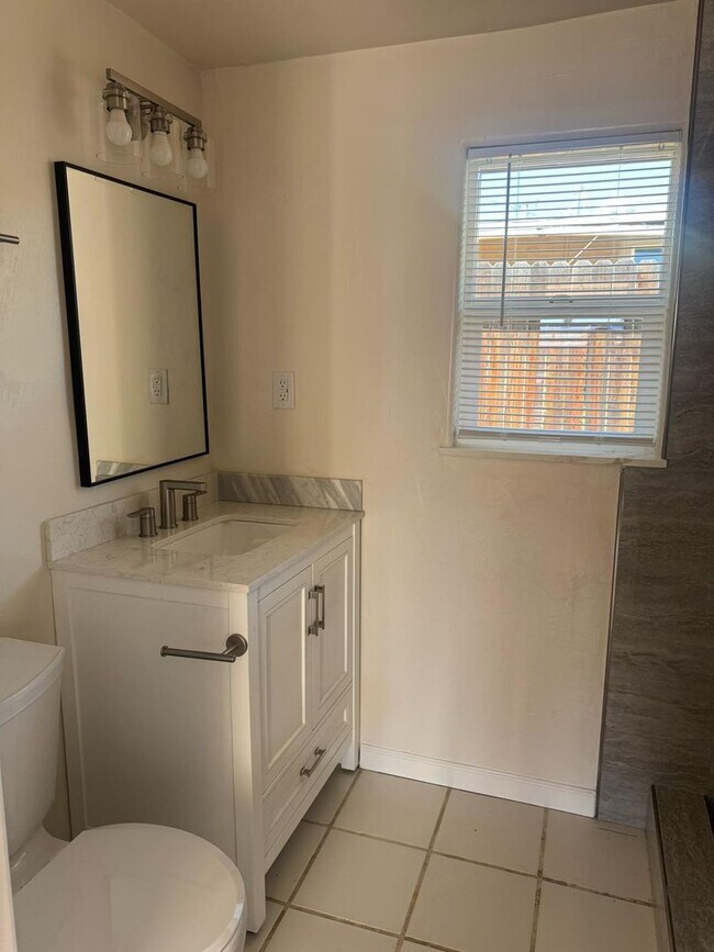 Building Photo - NE 4 bedroom home by Bakersfield College