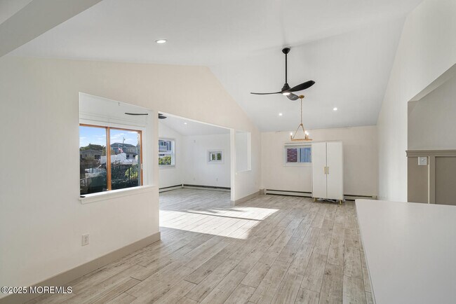Building Photo - 102 E Boat Dr