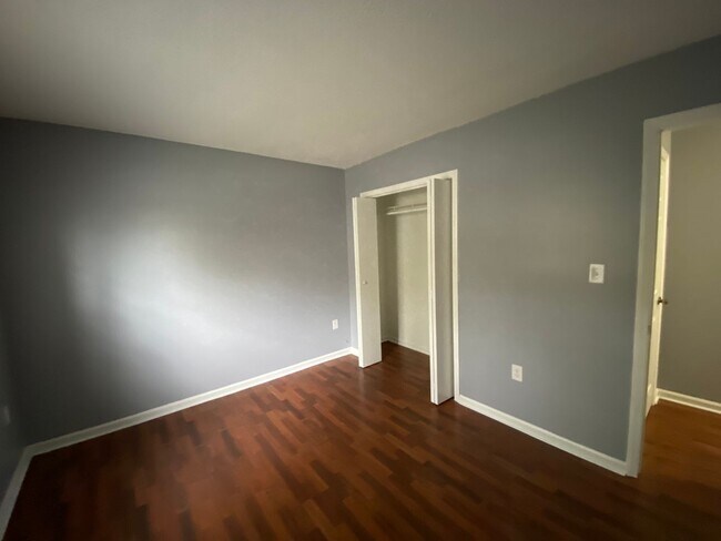 Building Photo - Great, 3-bed / 2 full bath location off th...
