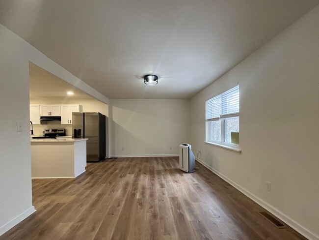 Building Photo - Newly Remodeled!