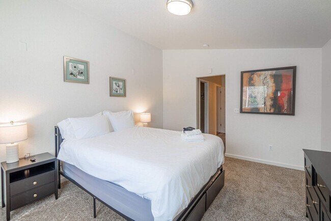 Building Photo - 1550 Carousel Ct