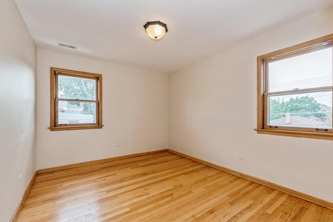 Building Photo - 8108 N Oriole Ave