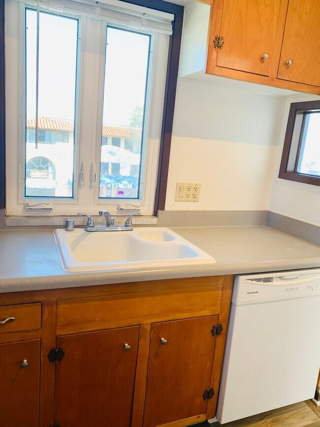 Building Photo - IS4