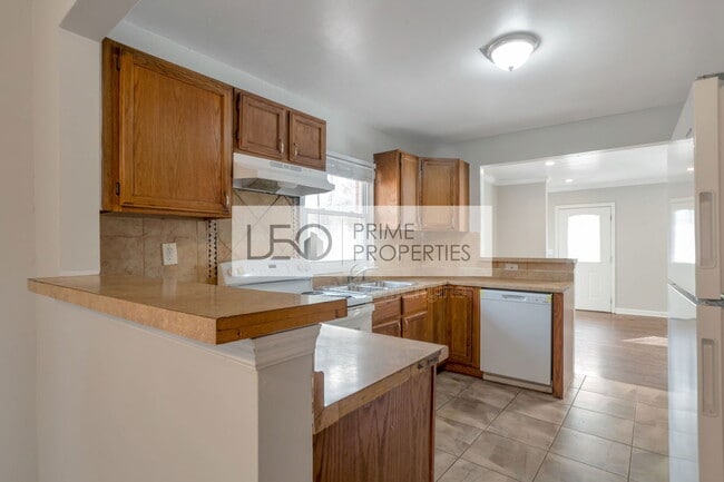 Building Photo - 751 Yale Pl SW