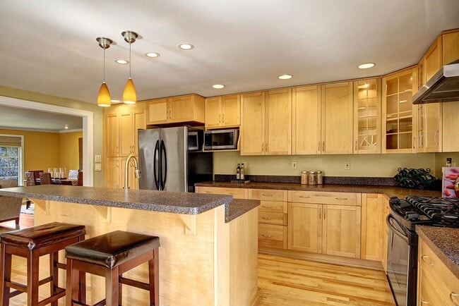 Building Photo - 3bd/1.75ba Seattle Home