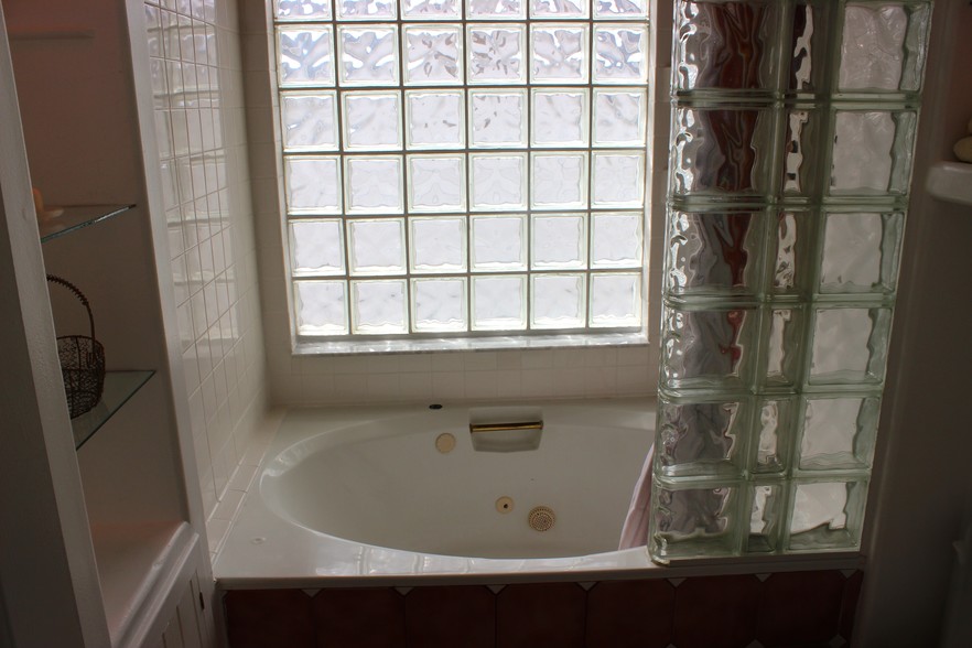 Built ins and Jacuzzi jetted tub - 470 South Ave