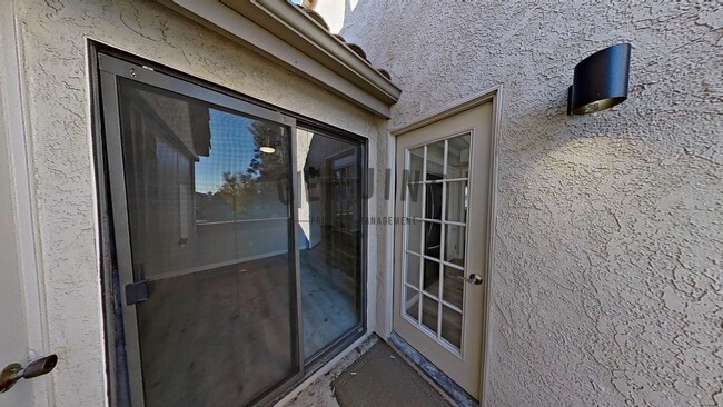 Building Photo - $500 OFF 1st Month! Lovely 3 Bedroom in La...