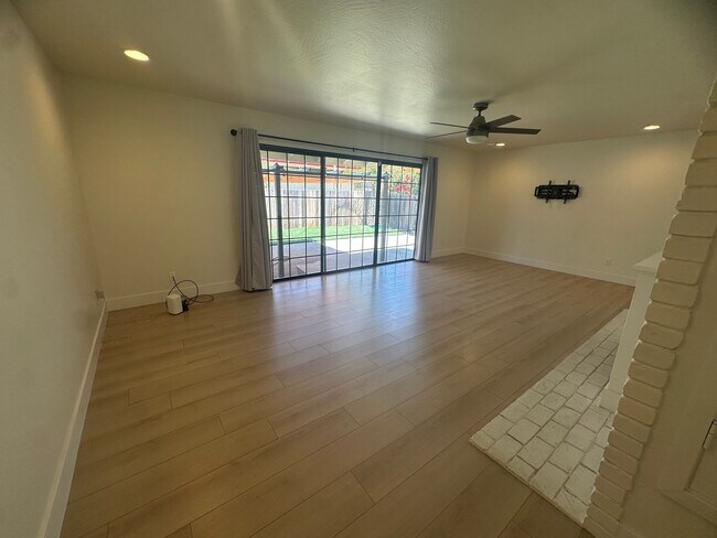 Building Photo - 9101 Rosewood Dr