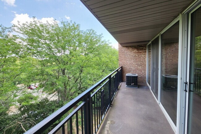 Building Photo - 5950 Oakwood Dr