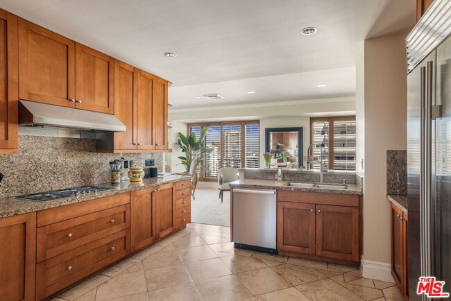 Building Photo - 10727 Wilshire Blvd