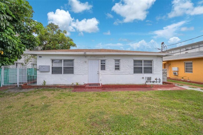 Building Photo - 2130 Bay Dr