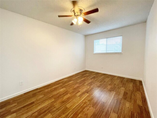 Building Photo - 13897 Hollowgreen Dr